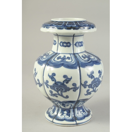 1193 - A CHINESE BLUE AND WHITE VASE.  21cm high.