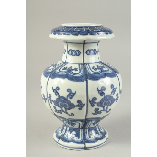 1193 - A CHINESE BLUE AND WHITE VASE.  21cm high.