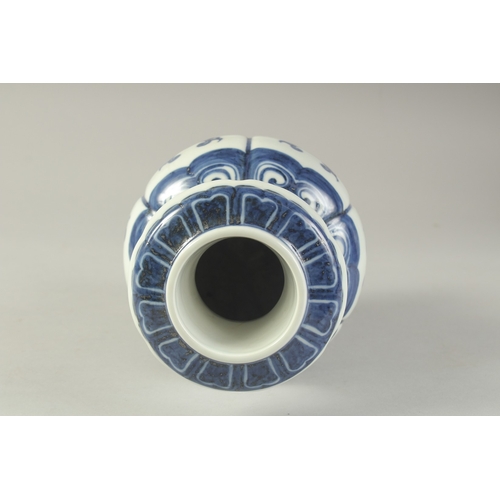 1193 - A CHINESE BLUE AND WHITE VASE.  21cm high.