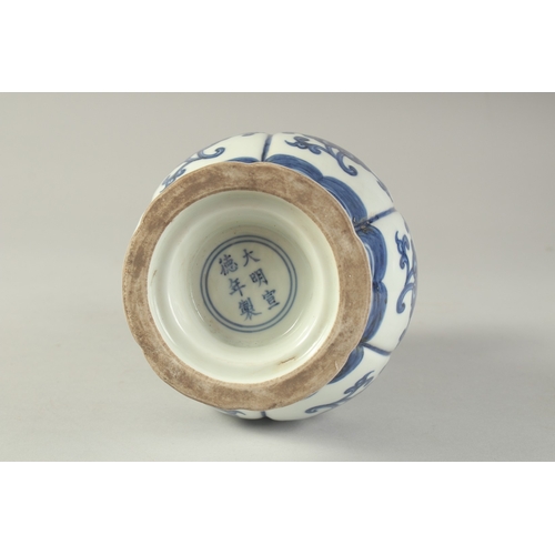 1193 - A CHINESE BLUE AND WHITE VASE.  21cm high.