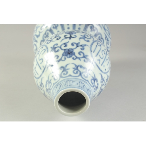 1200A - A CHINESE BLUE AND WHITE PORCELAIN DOUBLE GOURD VASE, 32cm high.