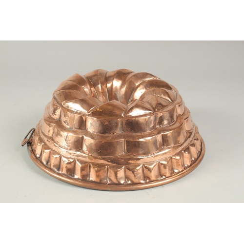 1298 - A GOOD COPPER JELLY OR CAKE MOULD. 9.5ins diameter, 3ins deep.