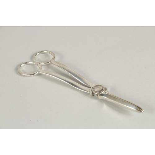 1435A - A PAIR OF SILVER PLATE GRAPE SCISSORS.