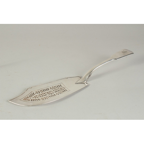 1714 - A GOERGE IV SILVER FIDDLE PATTERN FISH SLICE. London 1824, Maker:  T. D.