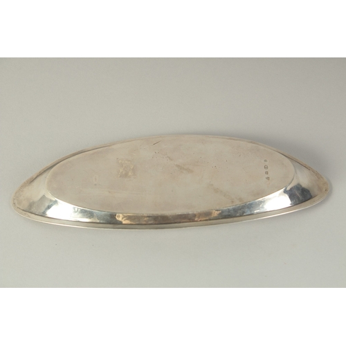 1750 - A GEORGE III OVAL SILVER SNUFFER TRAY with bead edge, bird crest.  9ins long.  London 1782. Maker: R... 