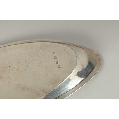 1750 - A GEORGE III OVAL SILVER SNUFFER TRAY with bead edge, bird crest.  9ins long.  London 1782. Maker: R... 