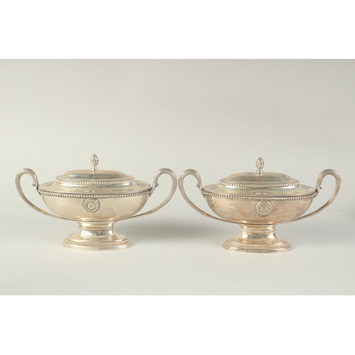 1765 - A GOOD PAIR OF GEORGE III SILVER OVAL SAUCE TUREENS AND COVERS with loop handles, beaded edge and ap... 