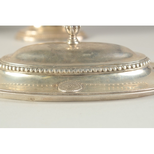 1765 - A GOOD PAIR OF GEORGE III SILVER OVAL SAUCE TUREENS AND COVERS with loop handles, beaded edge and ap... 