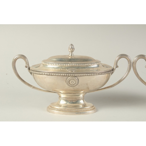 1765 - A GOOD PAIR OF GEORGE III SILVER OVAL SAUCE TUREENS AND COVERS with loop handles, beaded edge and ap... 