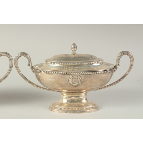 1765 - A GOOD PAIR OF GEORGE III SILVER OVAL SAUCE TUREENS AND COVERS with loop handles, beaded edge and ap... 