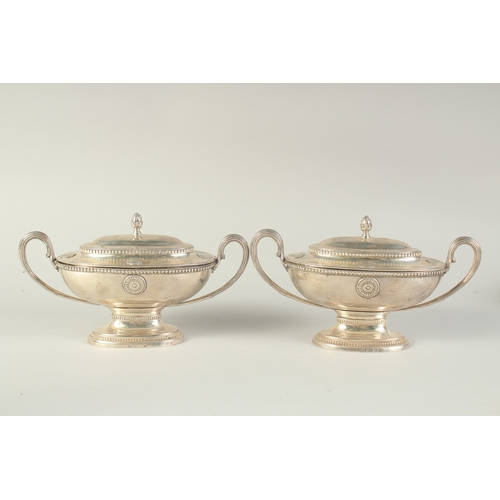 1765 - A GOOD PAIR OF GEORGE III SILVER OVAL SAUCE TUREENS AND COVERS with loop handles, beaded edge and ap... 