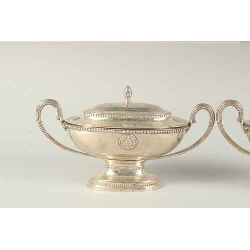 1765 - A GOOD PAIR OF GEORGE III SILVER OVAL SAUCE TUREENS AND COVERS with loop handles, beaded edge and ap... 