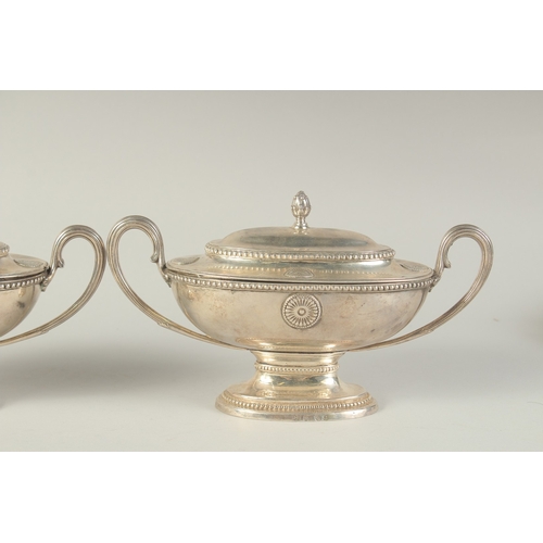 1765 - A GOOD PAIR OF GEORGE III SILVER OVAL SAUCE TUREENS AND COVERS with loop handles, beaded edge and ap... 