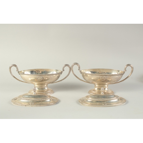 1765 - A GOOD PAIR OF GEORGE III SILVER OVAL SAUCE TUREENS AND COVERS with loop handles, beaded edge and ap... 