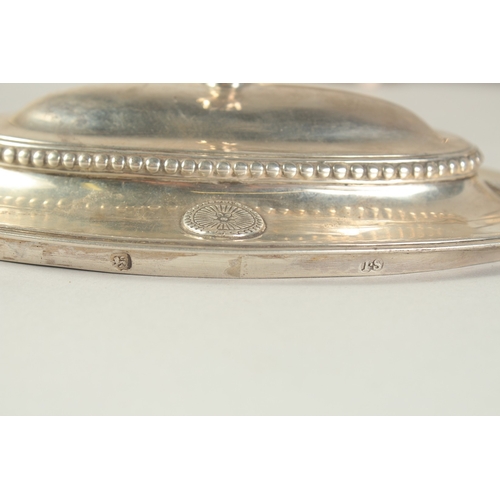 1765 - A GOOD PAIR OF GEORGE III SILVER OVAL SAUCE TUREENS AND COVERS with loop handles, beaded edge and ap... 