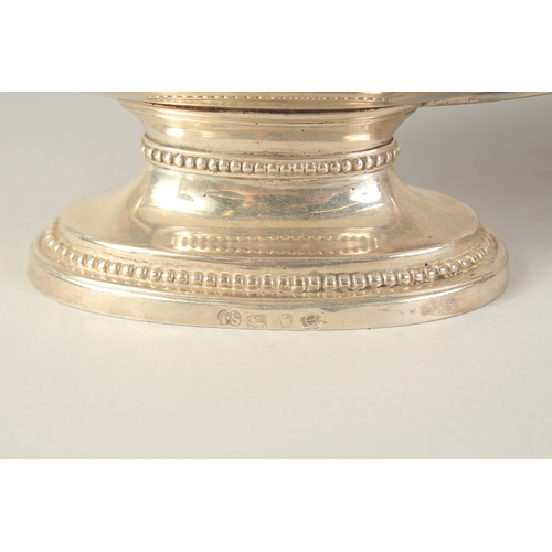 1765 - A GOOD PAIR OF GEORGE III SILVER OVAL SAUCE TUREENS AND COVERS with loop handles, beaded edge and ap... 