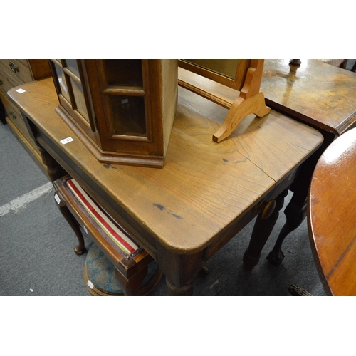 191 - A small elm scrubbed top kitchen table with a drawer to on end on turned legs.