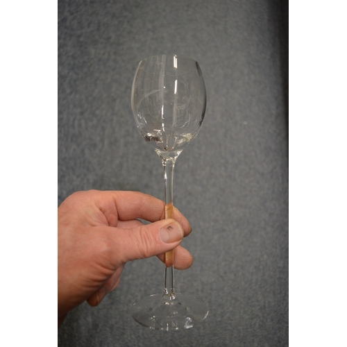 437 - A set of twelve elegant wine glasses.