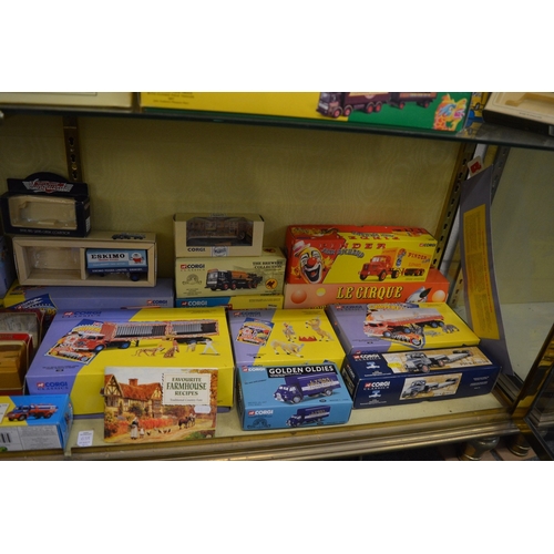 639 - A good large collection of Dinky, Corgi and other boxed and unboxed cars, figures etc to include num... 