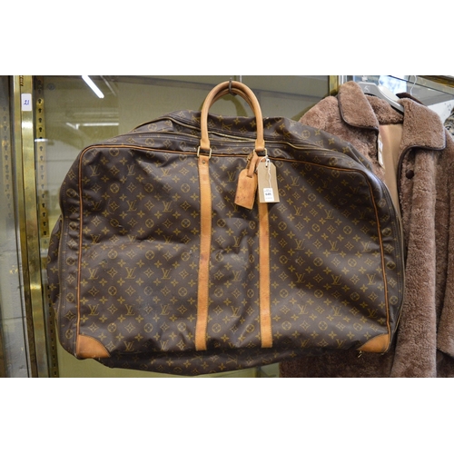 640 - A Louis Vuitton holdall.