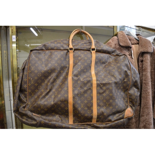 640 - A Louis Vuitton holdall.