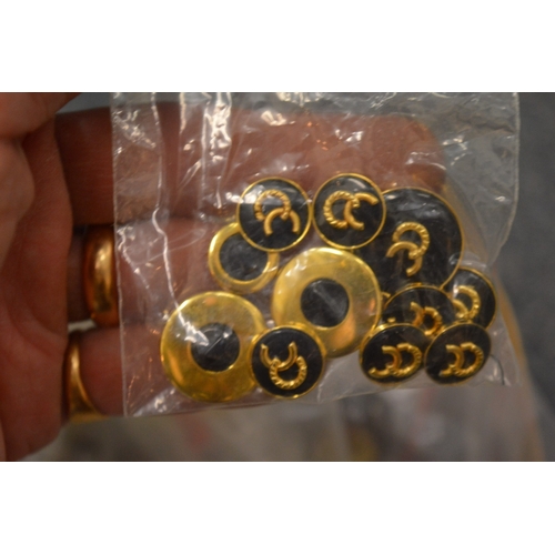 737 - A quantity of designer and other buttons.