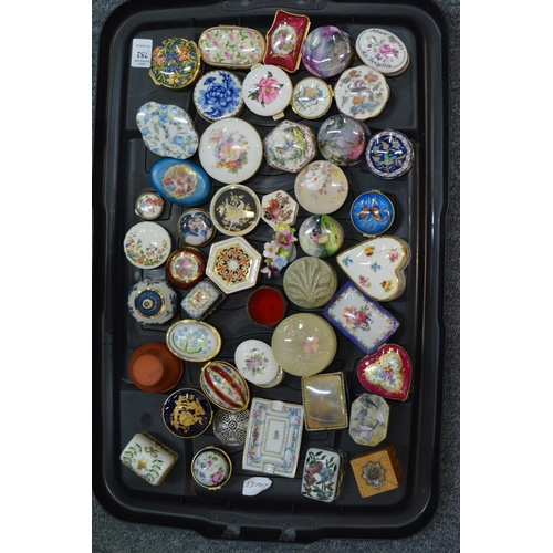 752 - A collection of porcelain and other small boxes etc, various makes to include Limoge, Worcester and ... 