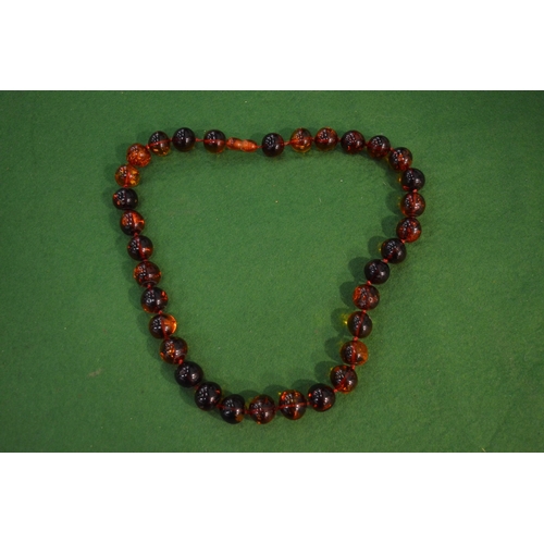 770 - An amber bead necklace.