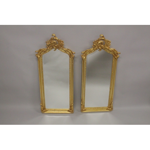 1013 - A SMALL PAIR OF GILTWOOD UPRIGHT MIRRORS.