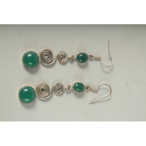 1652 - A PAIR OF SILVER AND JADE DECO DROP EARRINGS.