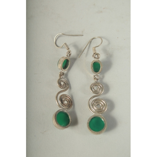 1652 - A PAIR OF SILVER AND JADE DECO DROP EARRINGS.