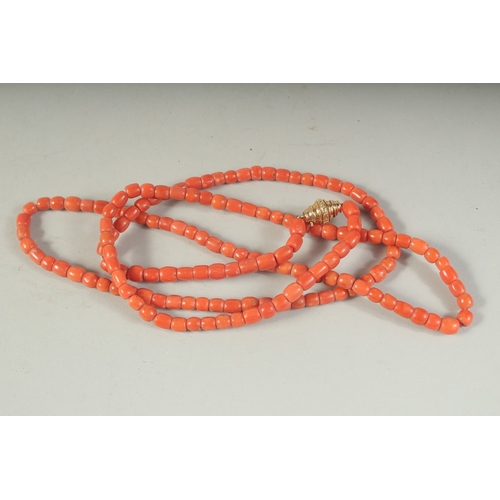 1653 - A VERY GOOD CORAL NECKLACE with gold clasp. 46cms long.