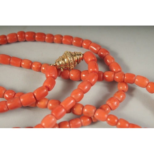 1653 - A VERY GOOD CORAL NECKLACE with gold clasp. 46cms long.