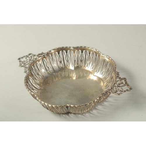 1866 - A PLAIN SHAPED SILVER TWO HANDLED DISH. Birmingham 1912.