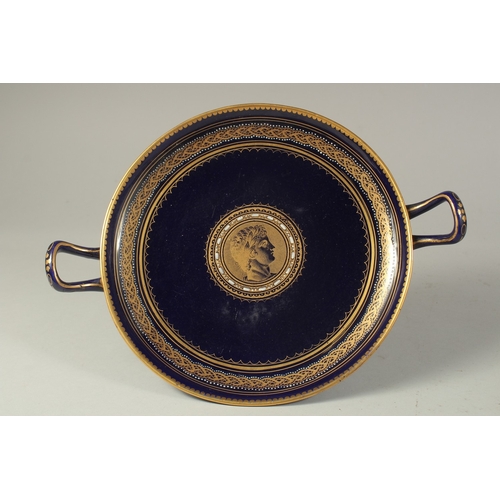 1109 - A COMMEMORATIVE TAZZA OR COMPORT, with deep blue ground, having a central gilt cicular panel with a ... 