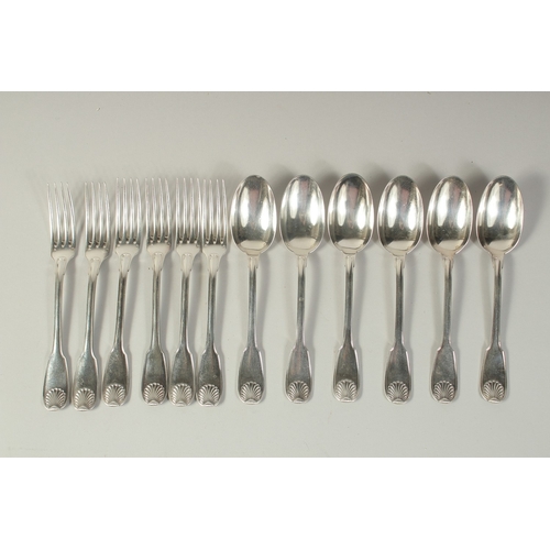 1797 - A SET OF SIX FIDDLE AND SKULL PATTERN DESSERT SPOONS AND SIX DESSERT FORKS. French silver. Weight: 1... 