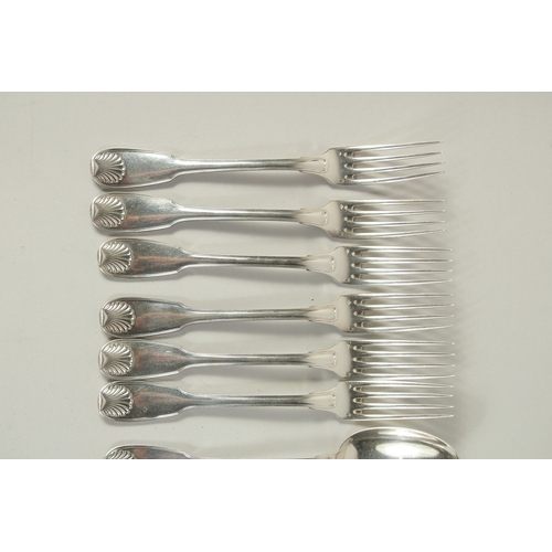 1797 - A SET OF SIX FIDDLE AND SKULL PATTERN DESSERT SPOONS AND SIX DESSERT FORKS. French silver. Weight: 1... 