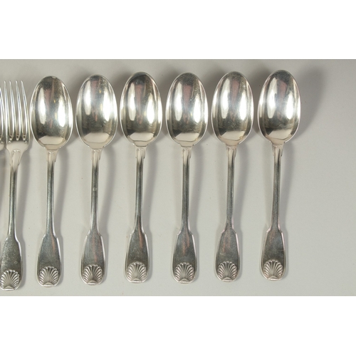 1797 - A SET OF SIX FIDDLE AND SKULL PATTERN DESSERT SPOONS AND SIX DESSERT FORKS. French silver. Weight: 1... 