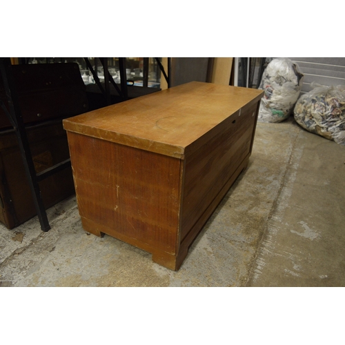 104 - A Lane cedar storage chest.