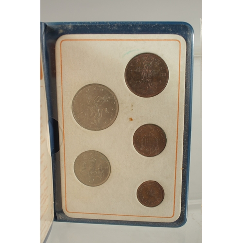 59 - BRITAIN'S FIRST DECIMAL COIN SET AND SUNDRY COINS.