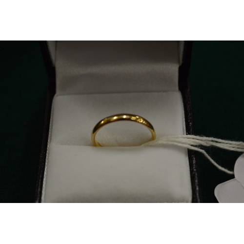 1000 - A 9ct gold wedding band, size K.