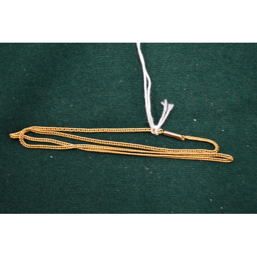 1002 - A gold curb link necklace.