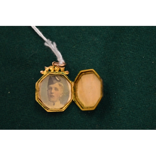 1008 - A 9ct gold engraved locket.