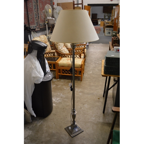 187 - Modern floor standing lamp.