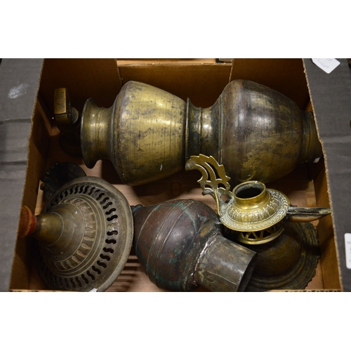 572 - Decorative metalware.