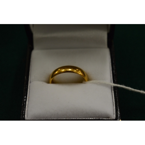 999 - An 18ct gold wedding band, size N.