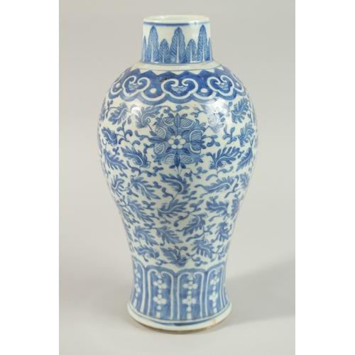 26 - AN EARLY 19TH CENTURY CHINESE BLUE AND WHITE PORCELAIN VASE, with stylised pomegranate floral motifs... 