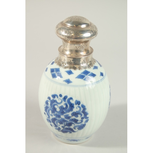 30 - A CHINESE KANGXI BLUE AND WHITE PORCELAIN CADDY, with silver mounted lid, 19cm high.