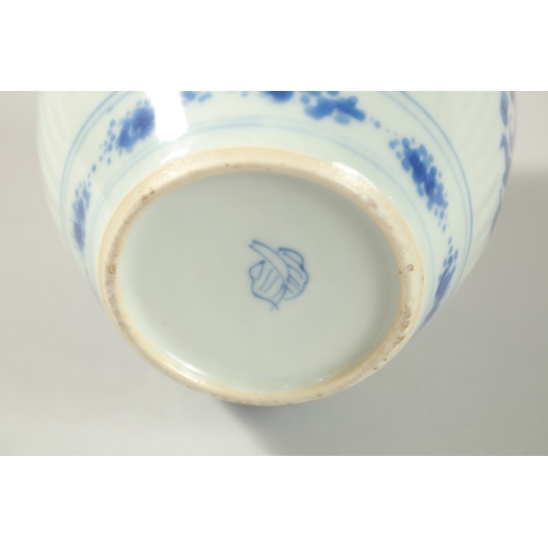 30 - A CHINESE KANGXI BLUE AND WHITE PORCELAIN CADDY, with silver mounted lid, 19cm high.