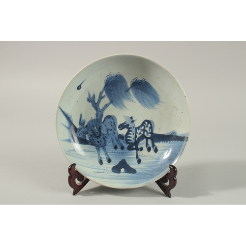 40 - AN 18TH CENTURY QIANLONG CHINESE BLUE AND WHITE PORCELAIN DISH, painted with galloping horses, toget... 